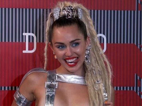 beny wong recommends Miley Cyrus Flashes Crotch