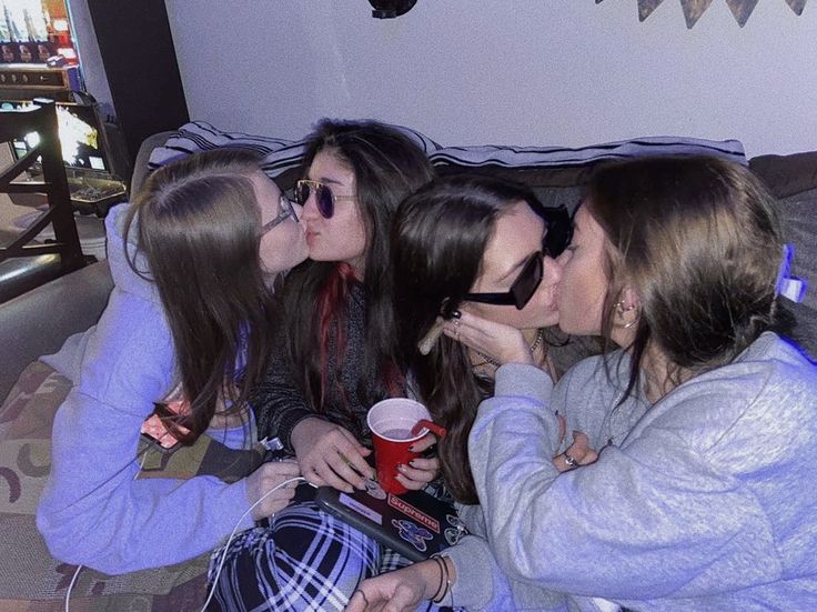 carol viveiros recommends Three Girls Making Out