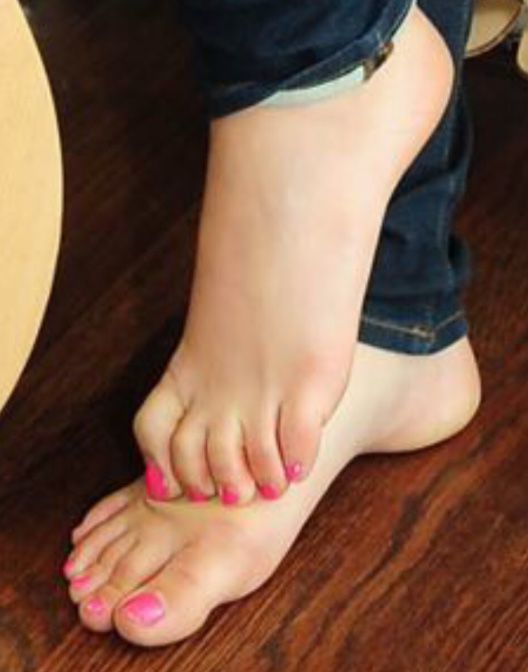 amy gittens add photo ariana grande toes