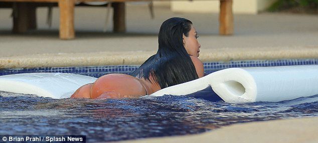 aidah abd rahman recommends Kim Kardashian Twerking In Pool