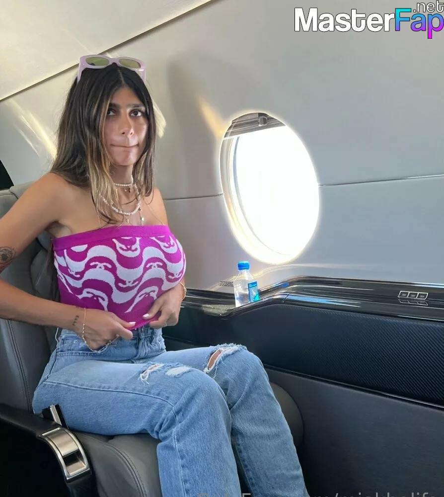 darryl dudley share mia khalifa in jeans photos