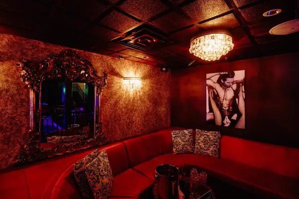 betty cotten add photo vip strip club room