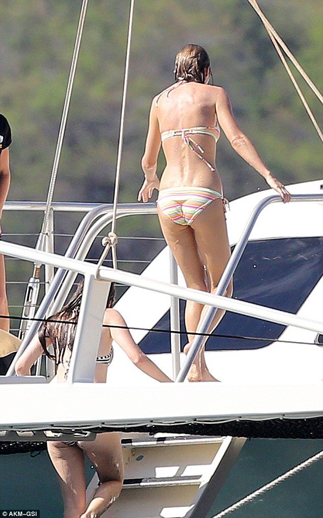 nude taylor swift ass