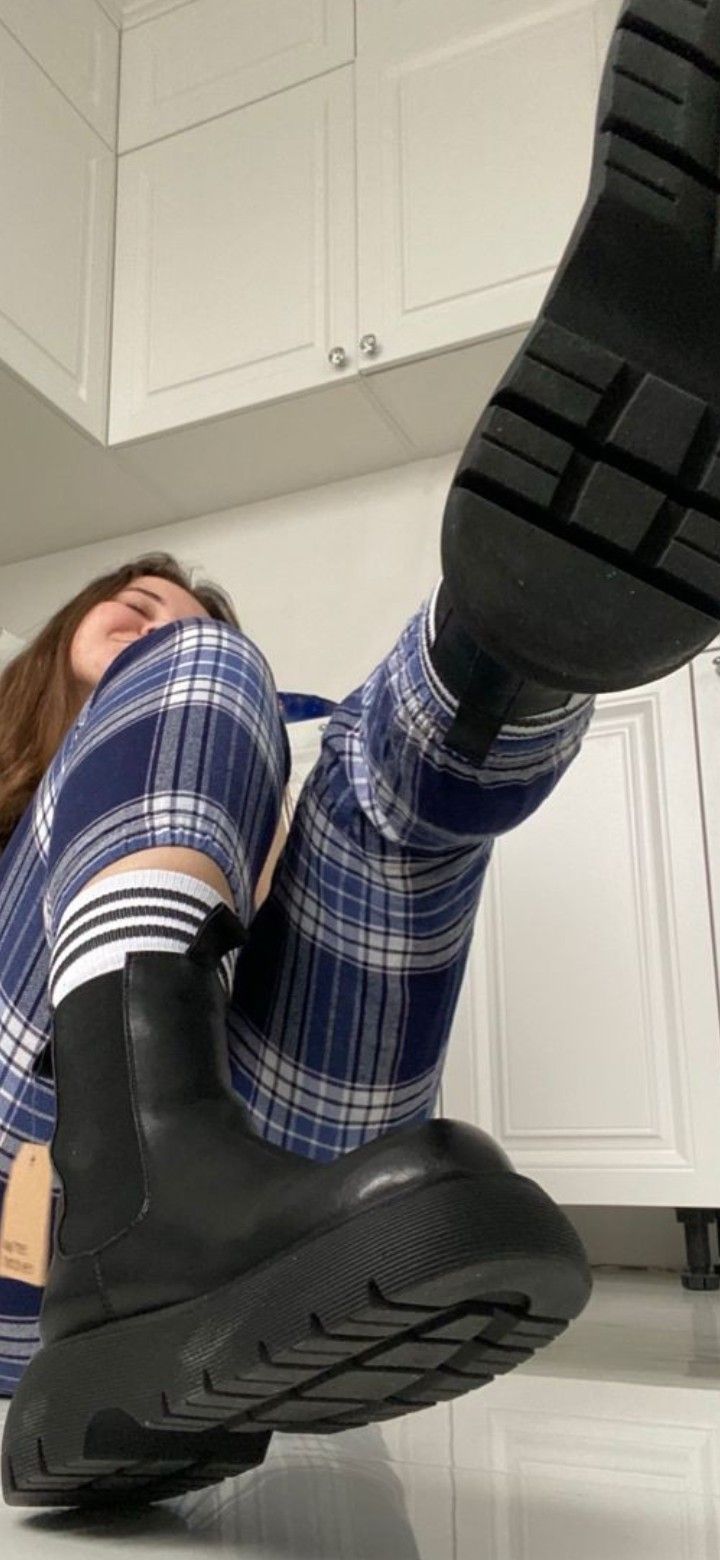 amado h castro share shoe and sock worship photos