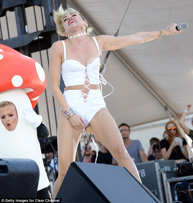 christine dowell recommends miley cyrus peeing video pic