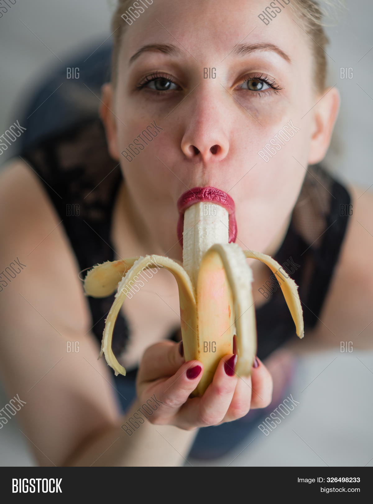 Girl Sucking On Banana eskort tjejer