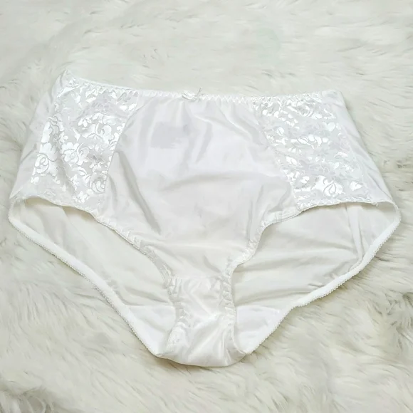 ayu zegeg recommends Mom In White Panties