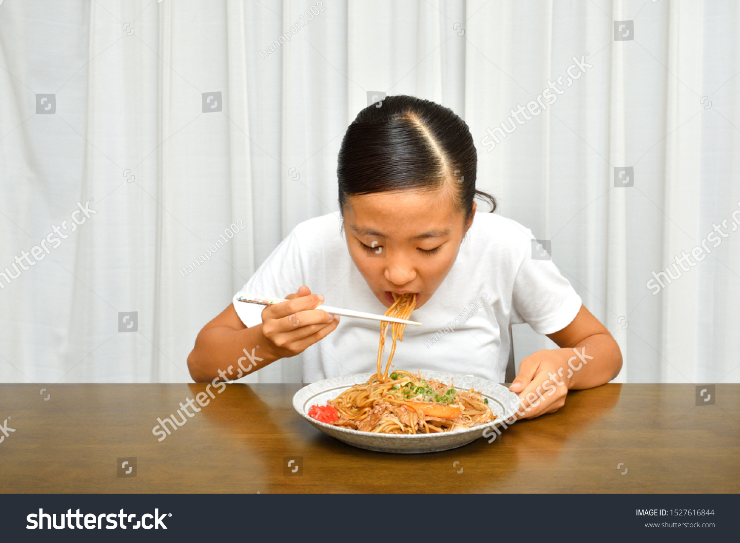 christian tittle share japanese girl eating noodles photos