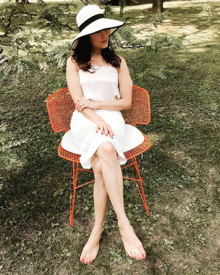 dana gunther recommends Lela Loren Feet