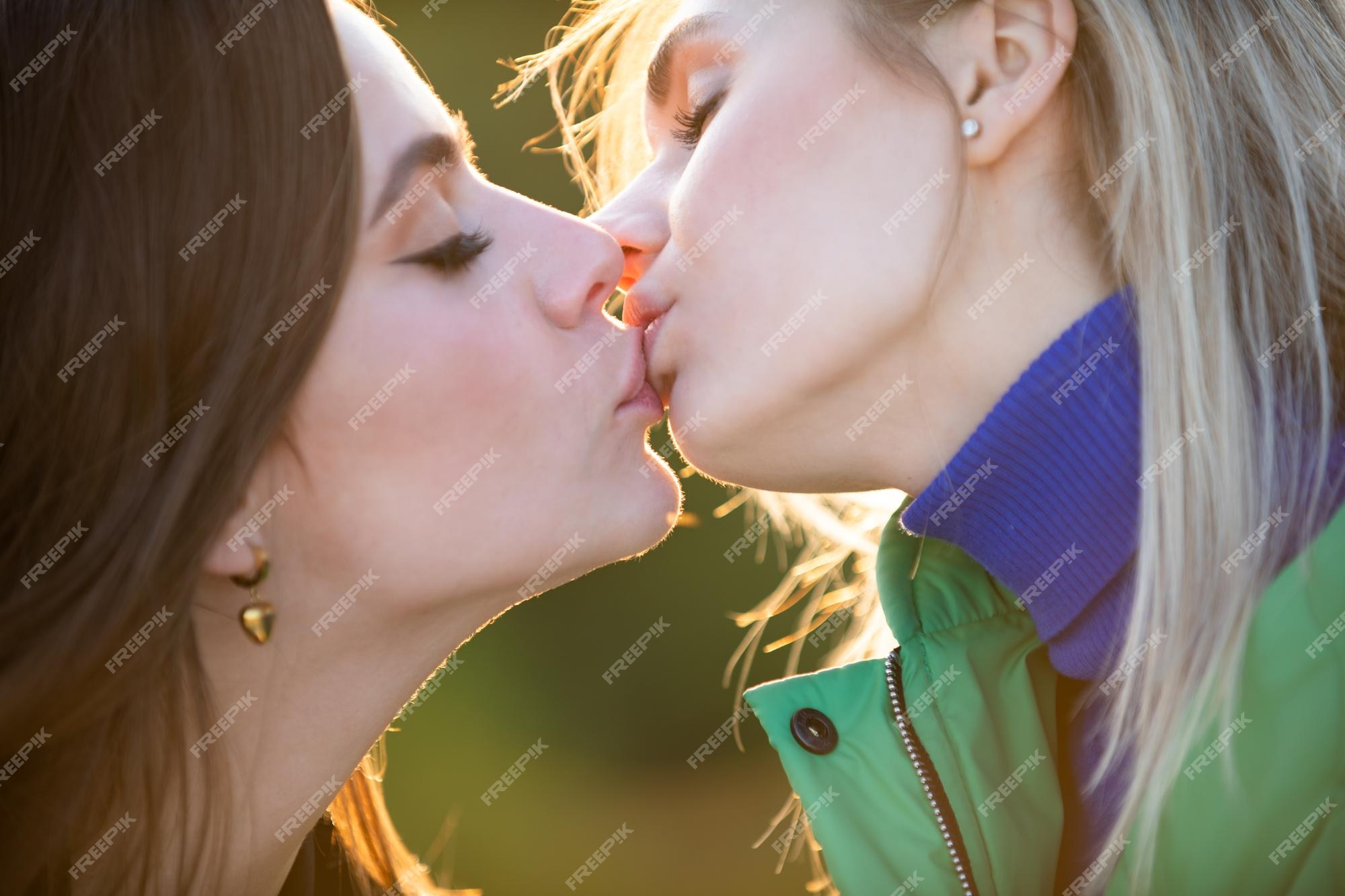 hot lesbians doing it