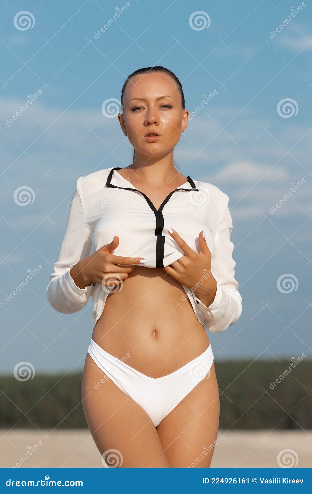 avinash seegobin add photo women taking off their bikinis