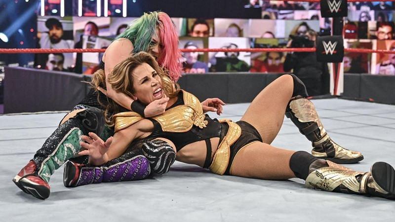 claire boulton recommends Mickie James Camel Toe