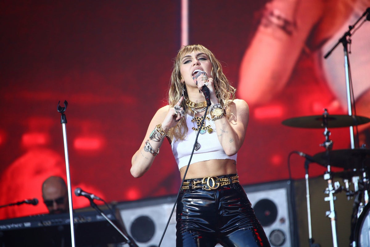 debbie strunk recommends miley cyrus flashes crotch pic