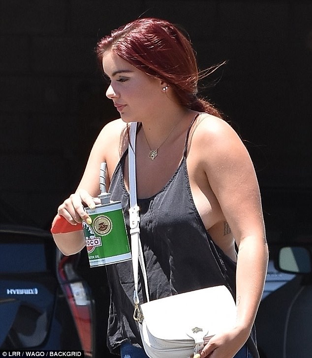 darrius hill recommends Ariel Winter Side Boob