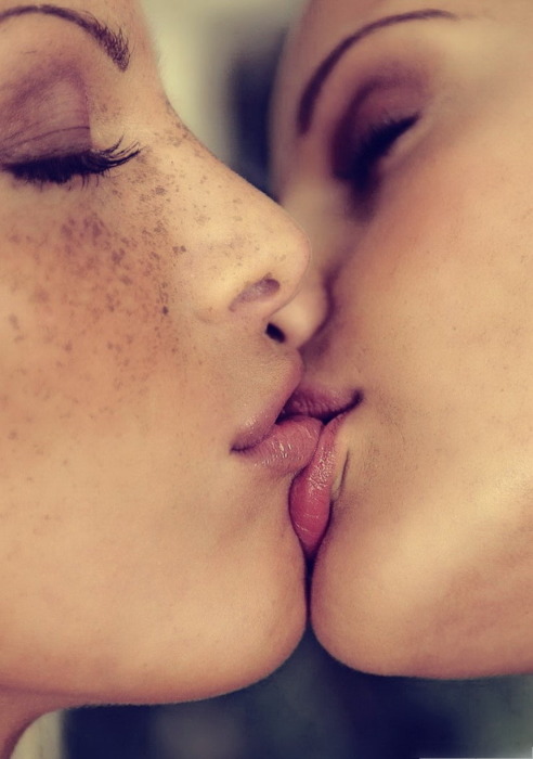 teen girls kissing tumblr