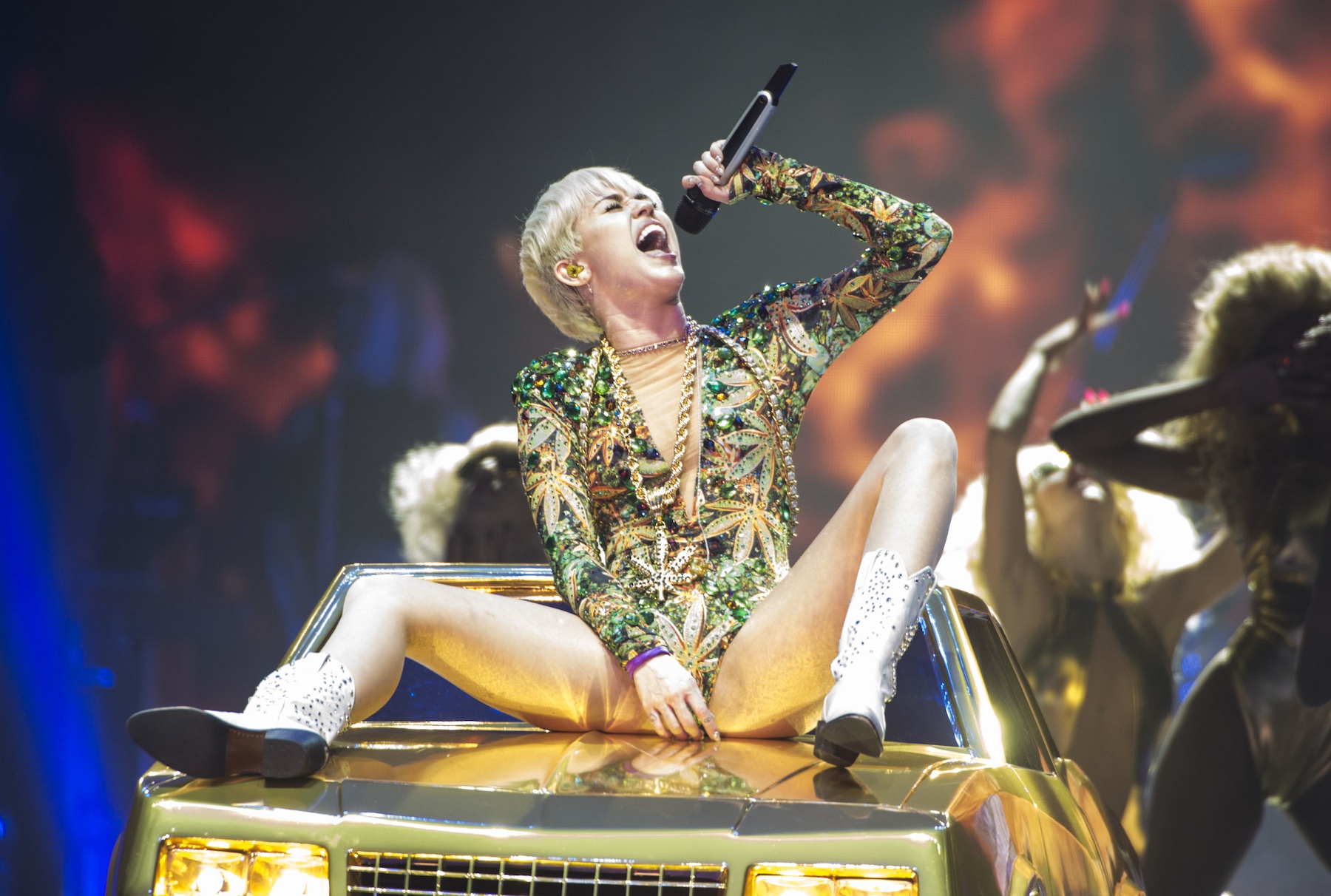 andrew martin smith recommends miley cyrus spread eagle pic