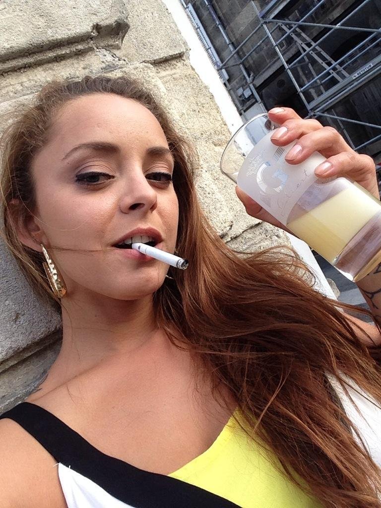 chris dingler recommends liza del sierra smoking pic