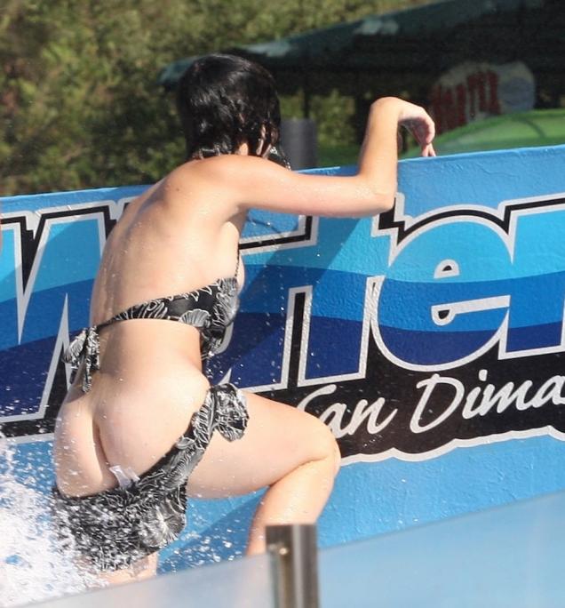dee osborne recommends girl loses bikini top on waterslide pic