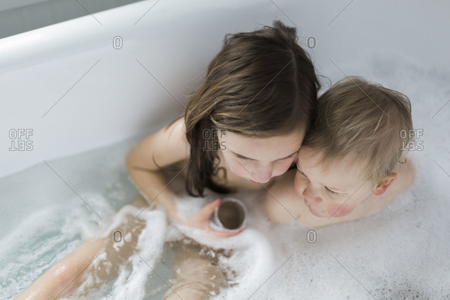 Girls In Bath Tub forte poitrine