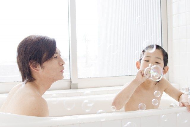 damien deleon share japanese mother son bath photos