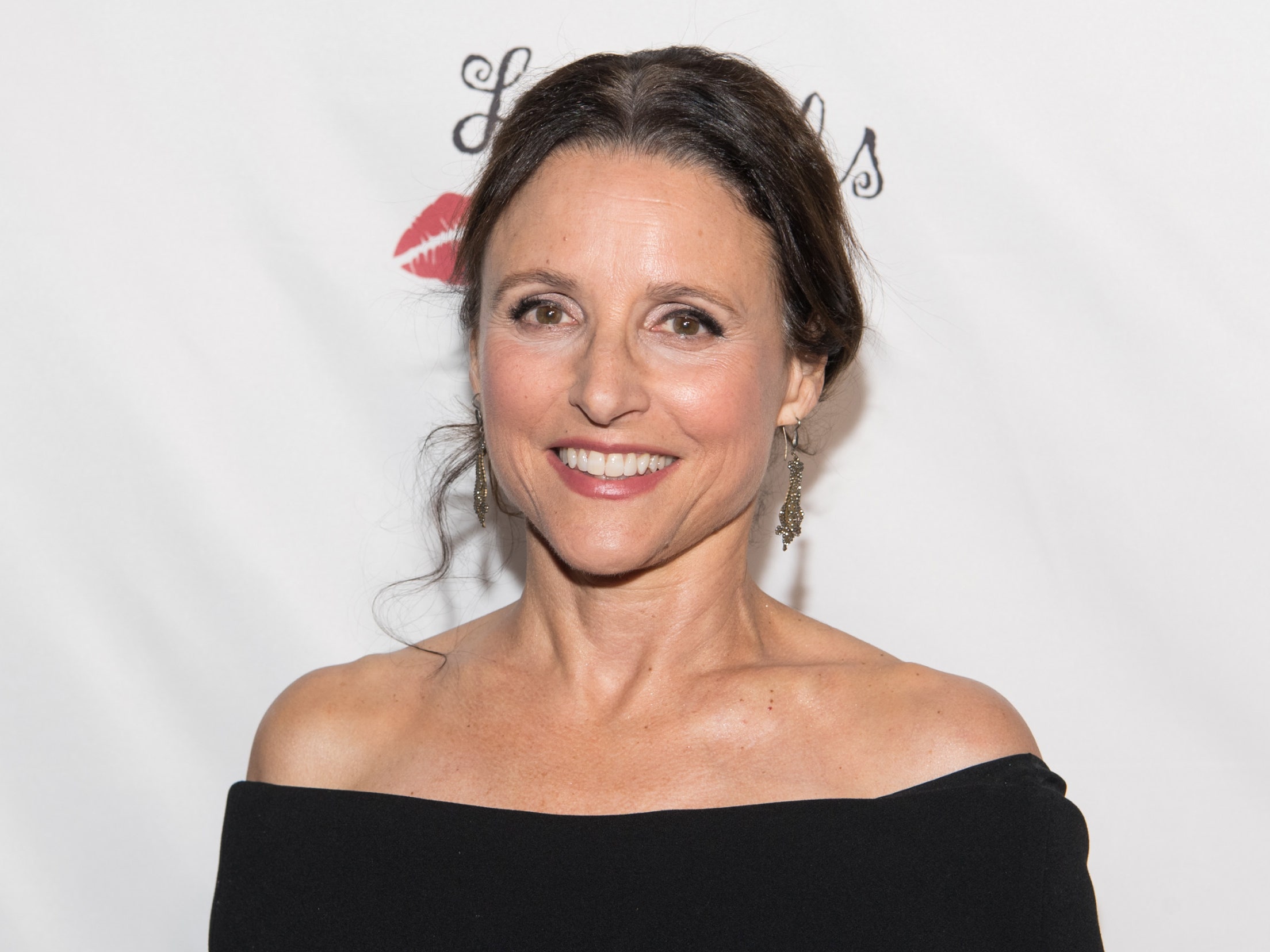 che al share julia louis dreyfus tits photos