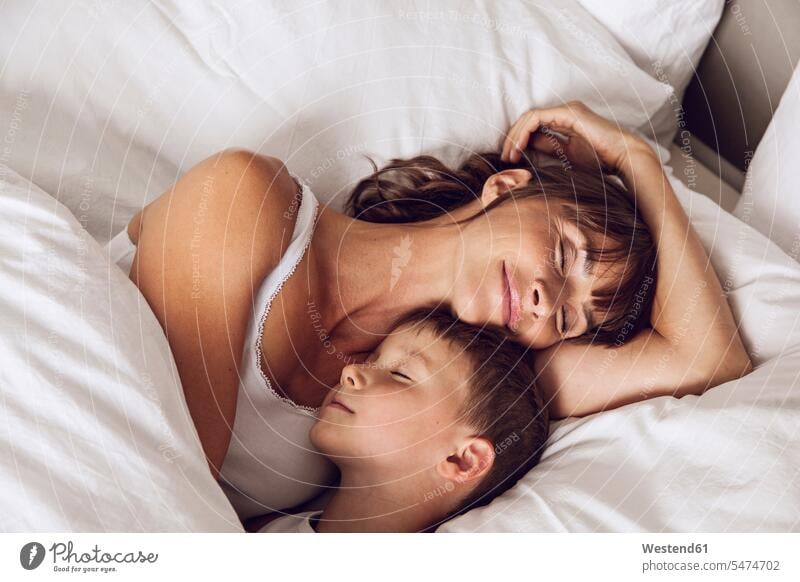 cris topan add photo mom and son in bed