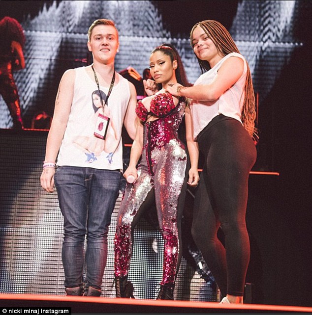 dave vandewater recommends nicki minaj ass grab pic